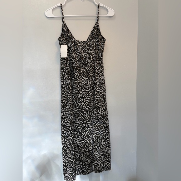 Chic Black and White Leaf Print Midi Dress - Picture 2 of 5